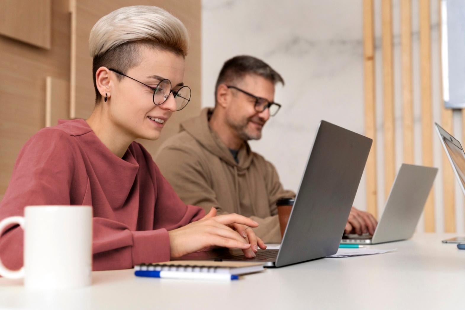 Pratiquante de méditation dans un environnement naturel paisible